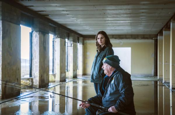 Bild 1 von 2: Das Hotel der Ó Súilleabháins war für Annemarie (Róisín Murphy) und Ray (Niall Mac Eachmharcaigh) einst ihr Lebensmittelpunkt. Heute ist es eine Ruine.