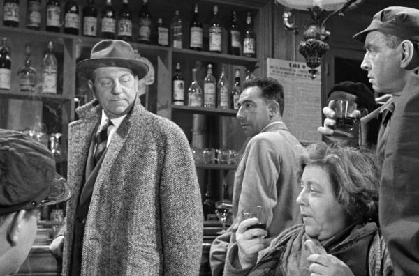 Bild 1 von 5: In einer Kneipe fragt François Cardinaud (Jean Gabin, li.), ob jemand weiß, wo sich seine Frau aufhält.