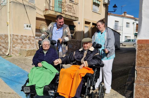 Bild 1 von 3: Aurora (vo.li.), 87, hat Demenz, und ihr Mann Isidoro (vo.re.), 89, ist auch nicht mehr richtig mobil. Aber mit Sozialarbeiter Tomás (hi.li.) und Helferin Carlota (hi.re.) ist ein Ausflug zu ihrem alten Haus möglich.