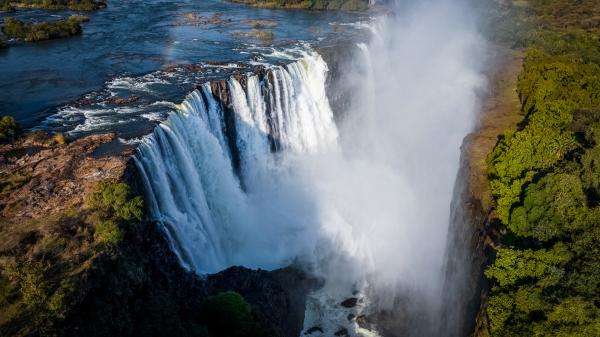 Bild 1 von 14: Die Viktoriafälle sind mit einer maximalen Fallhöhe von 108 Metern und einer Länge von 1.700 Metern einer der größten Wasserfälle der Welt.