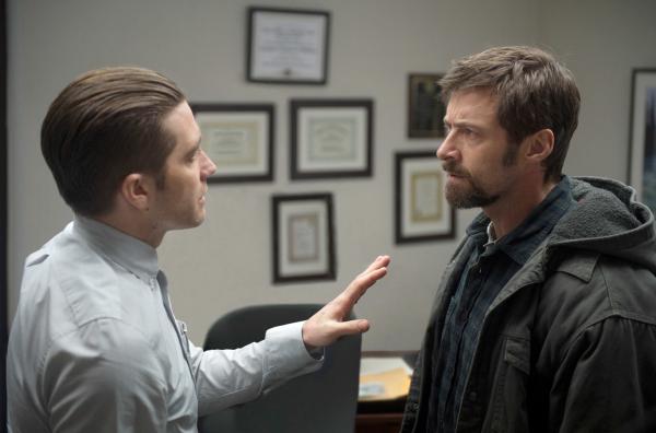 Bild 1 von 6: Keller (Hugh Jackman, re.) konfrontiert Kommissar Loki (Jake Gyllenhaal, li.).