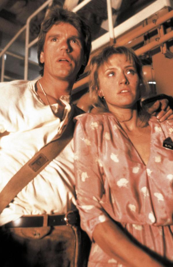 Bild 1 von 16: Die Wissenschaftlerin Barbara Spencer (Darlanne Fluegel, r.) wird von MacGyver (Richard Dean Anderson, l.) befreit ...