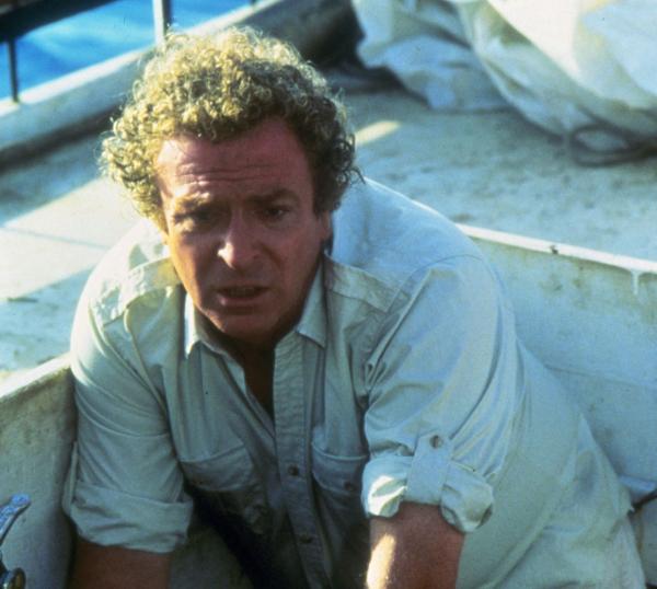 Bild 1 von 11: Hoagie Newcombe (Michael Caine) versucht Ellen Brody, der der weiße Hai bis auf die Bahamas gefolgt ist, im Kampf gegen die Bestie zu unterstützen.