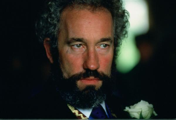 Bild 1 von 15: Der temperamentvolle Gareth (Simon Callow) liebt es, schockierende Dinge zu sagen und zu tun ...