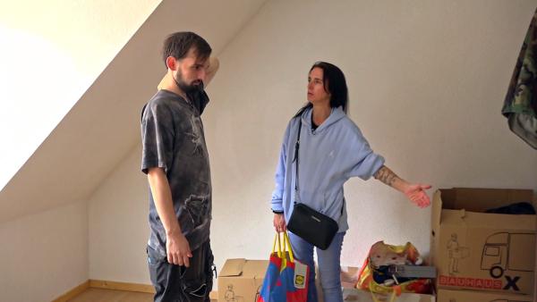 Bild 1 von 1: Jerrick hat endlich eine Wohnung. Mama Ella lässt es sich nicht nehmen, ihrem Sohn ein paar nützliche Kleinigkeiten aus dem Drogeriemarkt vorbeizubringen.