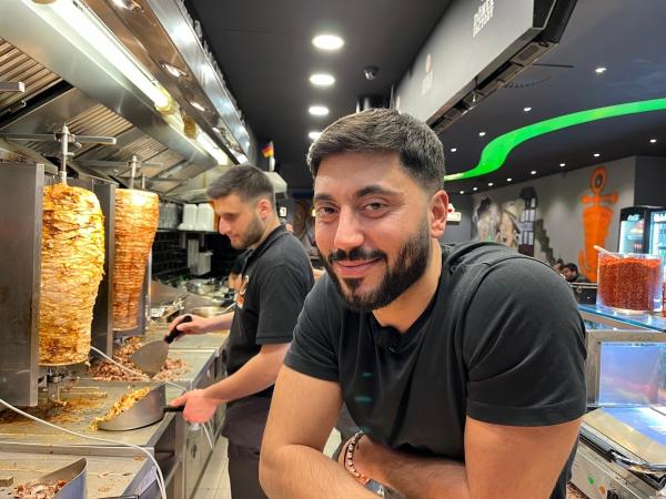 Bild 1 von 6: Ferhat Bayanbas betreibt einen Dönerimbiss mitten auf der Reeperbahn.