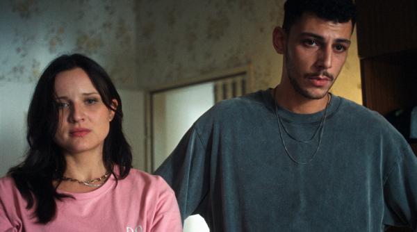 Bild 1 von 8: Momo (Xidir Koder Alian, re.) hat immer noch Gefühle für Daniela (Lulu Hacke, li.).