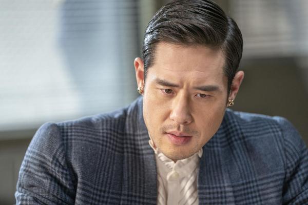 Bild 1 von 12: Dr. Ben Song (Raymond Lee)