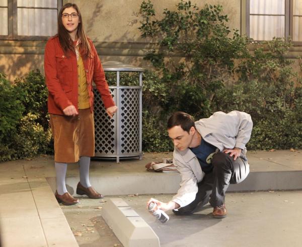 Bild 1 von 9: Als die Universität Sheldons (Jim Parsons, r.) Parkplatz an Howard vergibt, beginnt ein Streit, der sich auf die ganze Clique auswirkt, denn auch Amy (Mayim Bialik, l.) und Bernadette geraten deshalb aneinander ...