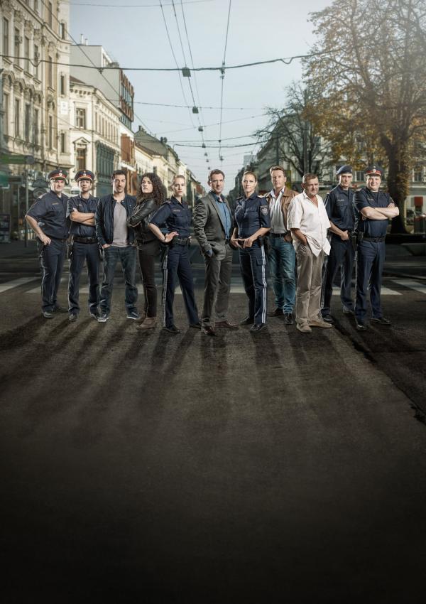 Bild 1 von 43: von l. nach r.: Martin Leutgeb (Bezirksinspektor Mathias Hofer), David Miesmer (Florian Fehenberger, Dienstführender Inspektor), Fahri Yardim (Altan Uslu, Abteilungsiinspektor Kripo), Claudia Kottal (Bezirksinspektorin Leila Mikulov), Cornelia Ivancan (Inspektor Tina Zauner), Johannes Zeiler (Kripo Kommandant Andreas Bergfeld), Kristina Bangert (Chefinspektor, PI-Kommandantin Helga Rauper), Serge Falck (Chefinspektor Lukas Mosbacher), Martin Zauner (Wilmer Eberts, Gruppeninspektor Kripo), Michael Steinocher (Sylvester Thaler, Inspektor), Holger Schober (Abteilungsinspektor Roman Mohacsi)