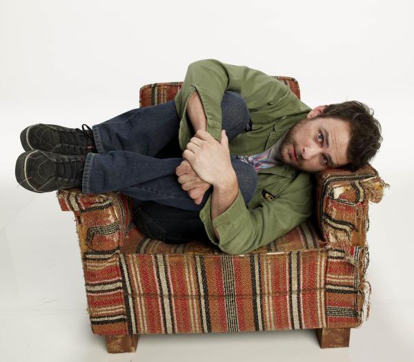 Bild 1 von 24: (4. Staffel) - Charlie Kelly (Charlie Day) ist ebenfalls Mitbesitzer des Paddy's und seit seiner Kindheit mit Mac befreundet ...