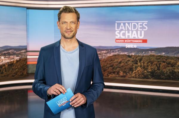 Bild 1 von 2: SWR Moderator Florian Weber.