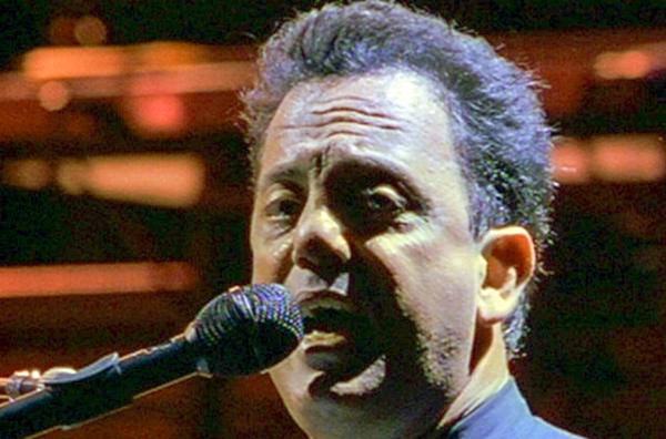 Bild 1 von 2: Mit zwei Auftritten präsentiert sich Billy Joel 1990 auf dem Höhepunkt seines Ruhms.