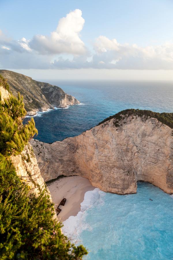 Bild 1 von 4: Ein Schiffswrack auf Zakynthos ist das meistfotografierte Motiv der Ionischen Inseln.