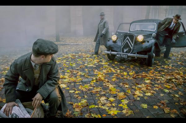 Bild 1 von 5: Als sich Finnland 1942 mit Nazi-Deutschland verbündet, geraten jüdische Geflüchtete ins Visier der Staatspolizei. Auch Abraham Stillers Schützling Georg Kollmann (Rony Herman, li.) wird verfolgt.