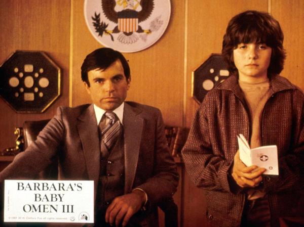 Bild 1 von 5: Der kleine Peter (Barnaby Holm, r.) ist zu einem willigen Werkzeug Damiens (Sam Neill, l.) geworden ...