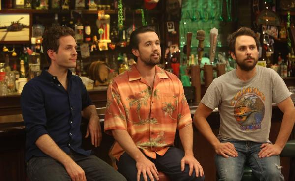 Bild 1 von 7: (v.l.n.r.) Dennis Reynolds (Glenn Howerton); Mac (Rob McElhenney); Charlie Kelly (Charlie Day)