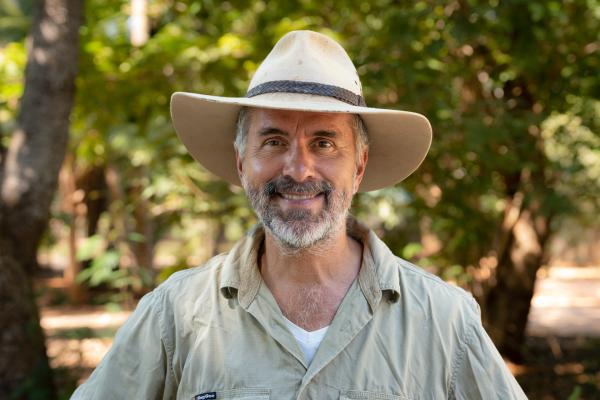 Bild 1 von 15: Christoph Maria Herbst hat sich freiwillig gemeldet, ausgewachsene Krokodile zu füttern. Damit er nicht mit dem Futter verwechselt wird, trägt er die gleiche Kleidung wie die Tierpfleger.