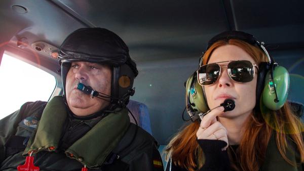 Bild 1 von 4: An Land, zu Wasser und in der Luft: Die Guardia Civil sagt den Schmugglern den Kampf an.