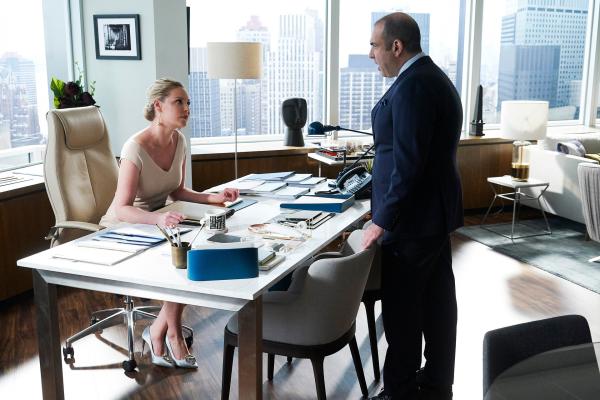 Bild 1 von 2: Louis (Rick Hoffmann) wird von der Polizei kontaktiert, weil ein Mann mit seiner gestohlenen Brieftasche gefasst wurde. Es handelt sich wohl um den Täter, der ihn vor Kurzem überfallen hat. Die neuen Erkenntnisse wühlen das traumatische Ereignis wieder auf. Er bekommt unerwartete Hilfe von Samantha (Katherine Heigl).