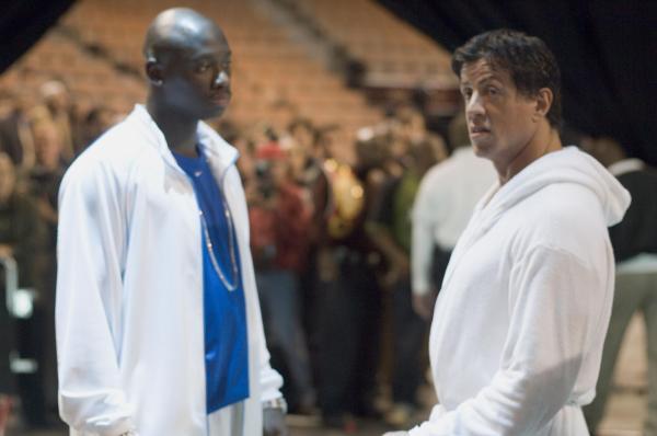 Bild 1 von 19: Der Box Champion Rocky Balboa (Sylvester Stallone, r.) hat längst die Handschuhe an den Nagel gehängt. Seit dem Tod seiner geliebten Frau schwelgt er nur noch in Erinnerungen. Als jedoch eine Computersimulation errechnet, dass Rocky den aktuellen Schwergewichts-Champion (Antonio Tarver, l.) besiegen könnte, steigt er ein allerletztes Mal in den Ring ...