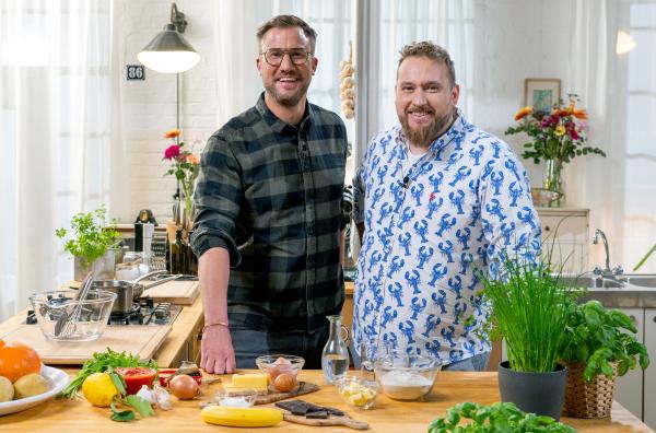 Bild 1 von 2: Spitzenkoch Sören Anders (li.) kocht heute mit Frédéric Morel Dreierlei Buchweizen-Crêpes und Rosenkohlauflauf mit Kasseler.