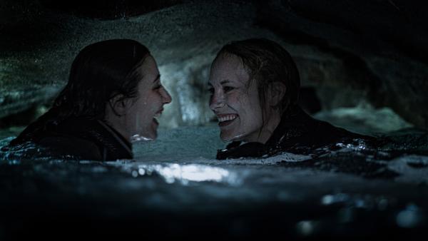 Bild 1 von 15: Tuva (Madeleine Martin, l.) und Ida (Moa Gammel Ginsburg, r.) können in einer Höhle unter der Wasseroberfläche endlich durchatmen.