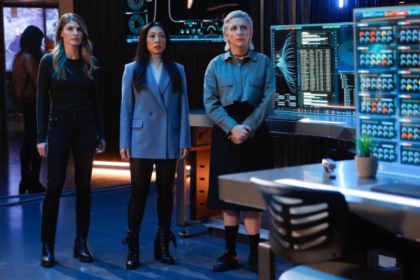 Bild 1 von 12: (v.l.n.r.) Addison Augustine (Caitlin Bassett); Jenn Chu (Nanrisa Lee); Ian Wright (Mason Alexander Park)