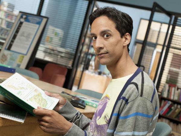 Bild 1 von 73: (1. Staffel) - Um nicht mit Jeff alleine in der Lerngruppe zu sein, hat Britta den etwas schrägen Abed Nadir (Danny Pudi) dazu eingeladen ...