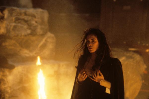 Bild 1 von 4: Mina (Winona Ryder) ist dem charismatischen Vampir verfallen und bereit, sich ihm hinzugeben.