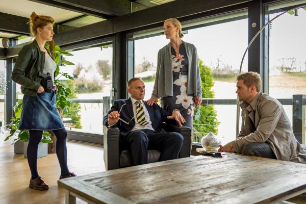 Bild 1 von 7: Dominik Morgenstern (Joscha Kiefer, r.) und Resi Schwaiger (Mersiha Husagic, l.) sprechen mit Heribert und Natascha Sinde (Dirk Martens, 2.v.l. und Katja Weitzenböck, 2.v.r.).