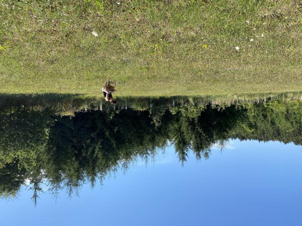 Bild 1 von 9: Nadine Haser beim Kräuter kartieren.