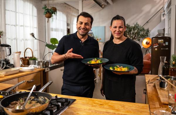 Bild 1 von 2: Die Fernsehköchin und Küchenchefin Antonina Müller serviert bei Einfach und köstlich mit Ali GüngörmüÅ? eine Mahlzeit für kulinarische Weltenbummler: Süßkartoffelgnocchi, Kokos-Lamm & Brokkoli.