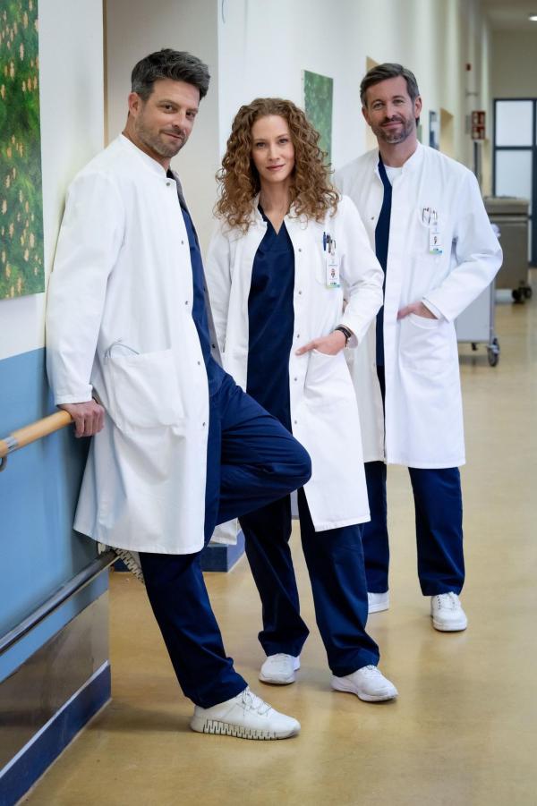 Bild 1 von 11: (v.l.n.r.) Dr. Erik Behrens (Daniel Buder); Dr. Lea Wolff (Sina-Valeska Jung); Dr. Mark Engelhardt (Jan Hartmann)