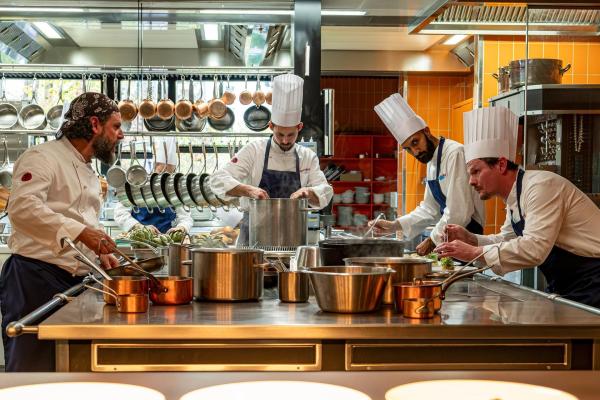 Bild 1 von 1: Im Bild: Maximilian Dobek (Manuel Cortez, l.) und Oliver Gerg (Shenja Lacher, r.) kochen beide in der Küche des hervorragenden Restaurants Tanoshimi. Gerg ist dem Chefkoch Dobek unterstellt. Zwei Beiköche (Komparsen) unterstützen die beiden.