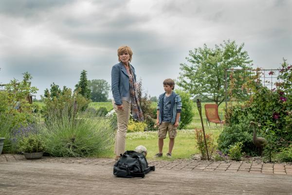 Bild 1 von 8: Warum möchte Tom (Timo Hack, r.) nicht bei seiner Großmutter (Ulrike Kriener, l.) bleiben?