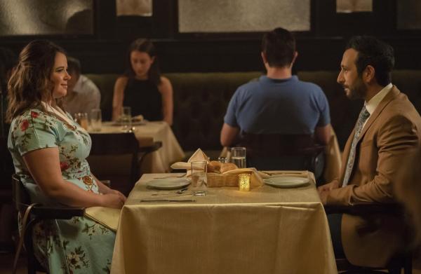 Bild 1 von 16: Lindsay (Kether Donohue, l.); Edgar (Desmin Borges, r.)