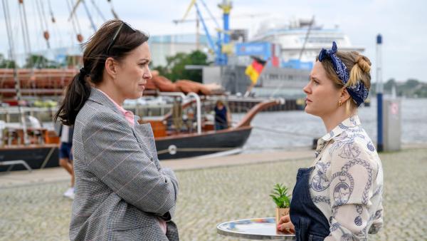 Bild 1 von 5: Erste Ermittlungen ergeben, dass Miguel Hernandez kurz vor seinem Tod in Wismar ein Haus geerbt hat. Imbiss-Betreiberin Sandy Sievers (Laura Lippmann, r.) ist die Nichte der Erblasserin und hat sich bis zum Tod ihrer Tante liebevoll um sie gekümmert. Eigentlich wäre sie in der gesetzlichen Erbfolge die Erste gewesen - jetzt geht sie leer aus. Für Karoline Joost (Nike Fuhrmann, l.) ist Sandy verdächtig.