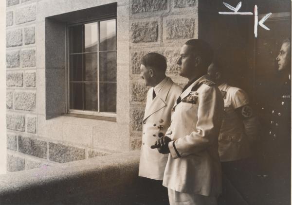 Bild 1 von 3: 1939: Hitler mit Italien-Außenminister Galeazzo Ciano auf dem Berghof.