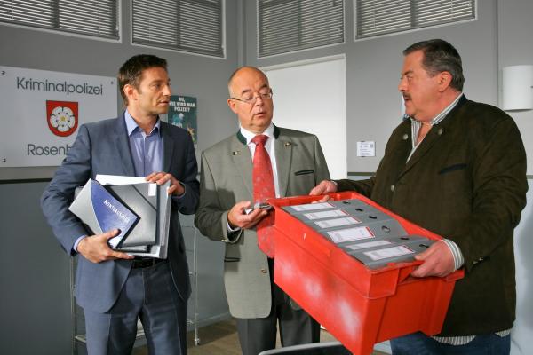 Bild 1 von 2: Die Kommissare Hansen (Igor Jeftic, l.) und Hofer (Joseph Hannesschläger, r.) sowie Polizeichef Achtziger (Alexander Duda, m.) ermitteln, wer Immobilienhändler Glashauser umgebracht hat.
