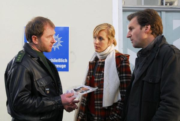 Bild 1 von 11: Mark (Siegfried Terpoorten, r.) und Rebecca (Lilian Klebow, M.) haben das Ultraschallbild eines vier Monate alten Embryos bei der Leiche von Alois Beilinger gefunden. Schorsch (Andreas Schwaiger, l.) soll sämtliche Frauenärzte und Krankenhäuser abklappern, um herauszufinden, wer die schwangere Frau ist ...