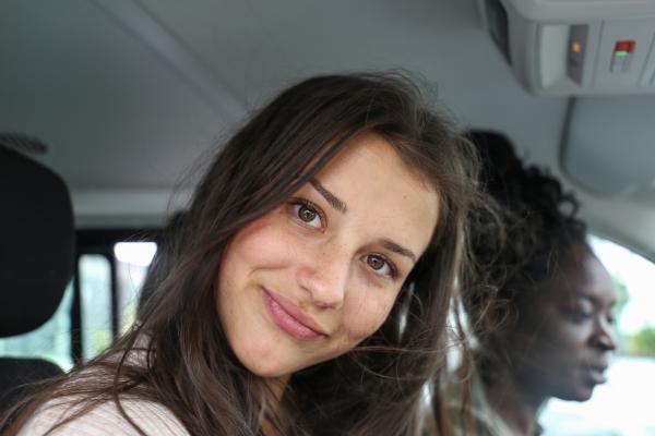 Bild 1 von 3: Anna auf dem Weg zum Dreh. Heute treffen sie einen ehemaligen Häftling, der eingesperrt wurde, weil er aus der ehemalige DDR fliehen wollte.