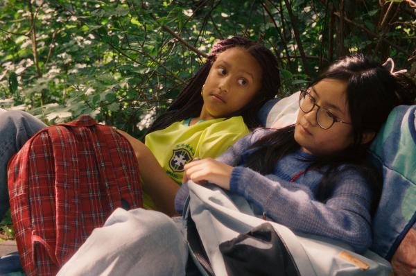 Bild 1 von 4: Châu (Ngoc Nhi Ha Tran, r.) hat sich bei Milli (Marie Ngando, l.) entschuldigt und sie in ihre Sorge eingeweiht, dass ihre Familie nach Vietnam ziehen könnte. Die beiden planen, ihre Freundschaft \