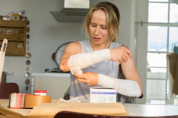 Bild 1 von 7: Die Symptome von Jasmin Hübner (Mira Elisa Goeres) nehmen zu.
