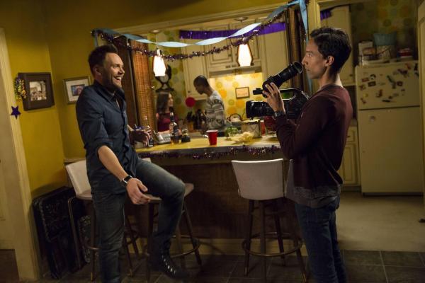 Bild 1 von 33: Während Greendale von Telerobotern heimgesucht wird, will Abed (Danny Pudi, r.) auf Brittas Anregung hin die beste Party aller Zeiten verfilmen, doch Jeff (Joel McHale, l.) ist nur wenig kooperativ ...
