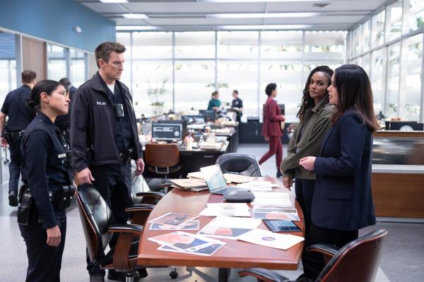 Bild 1 von 3: Celina (Lisseth Chavez, l.), John (Nathan Fillion, 2.v.l.), Nyla (Mekia Cox, 2.v.r.) und Angela (Alyssa Diaz, r.) besprechen angeregt die neuesten Entwicklungen im rätselhaften Fall der \