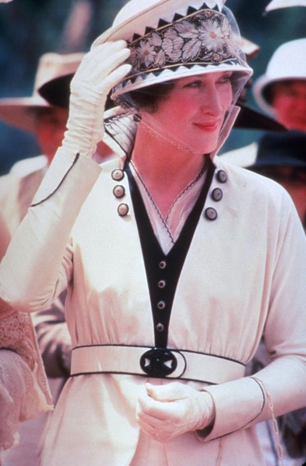 Bild 1 von 16: Zusammen mit ihrem Verlobten zieht Karen Blixen (Meryl Streep) nach Kenia, um dort eine Kaffeeplantage aufzubauen ...