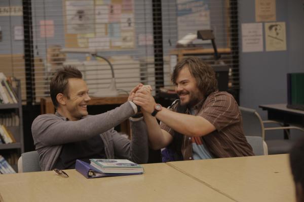 Bild 1 von 52: Jeff (Joel McHale, l.) wird von Pelton zum Chefredakteur der College-Zeitung ernannt, während Buddy (Jack Black, r.) in die Lerngruppe aufgenommen werden möchte ...