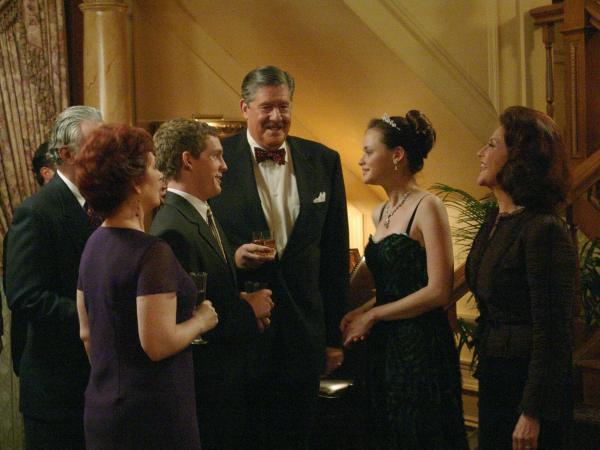 Bild 1 von 36: Zwischen Dean und Rory (Alexis Bledel, 2.v.r.) kriselt es ganz schön und dann kippen auch noch ihre Großeltern Emily (Kelly Bishop, r.) und Richard (Edward Herrmann, 3.v.r.) Öl in das Feuer, in dem sie eine Party veranstalten, um für ihre Enkelin einen besseren Freund zu finden ...