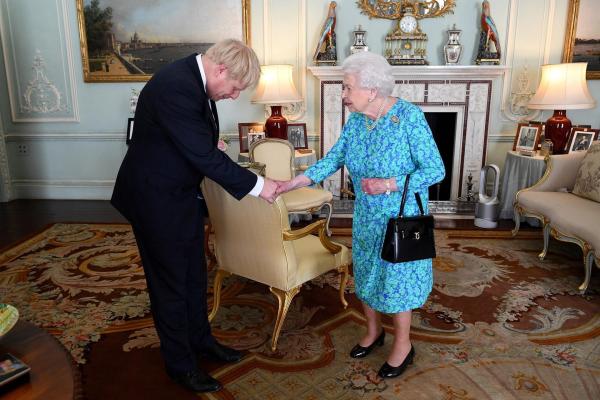 Bild 1 von 12: Im Bild: Im Buckingham-Palast in London: Queen Elizabeth II empfängt Boris Johnson und beauftragt ihn mit der Bildung einer neuen Regierung.
